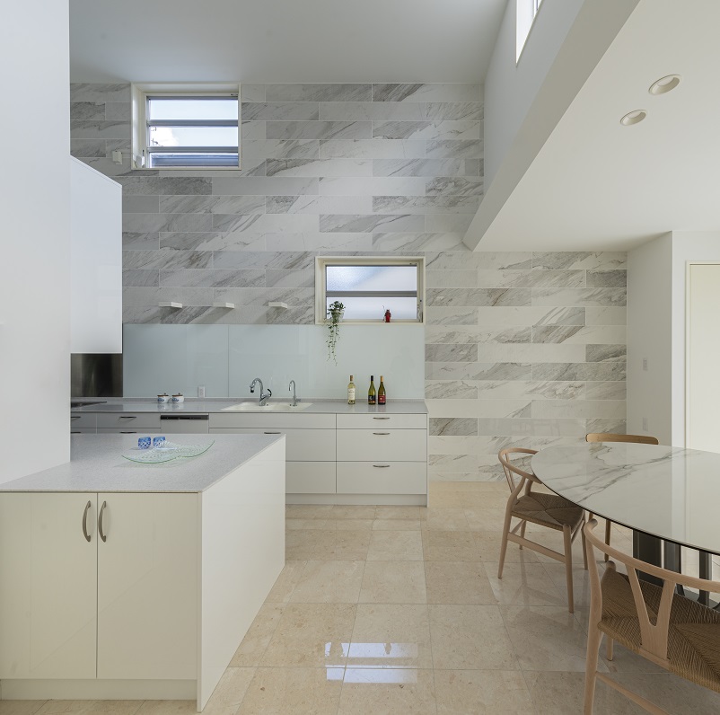 �_�C�j���O�L�b�`�����قڂQ�w�̂�����肵����ԂƓV�󂪏Ƃ炷�����@���̓}�W�����J�R���X�^