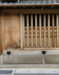 �n�q����