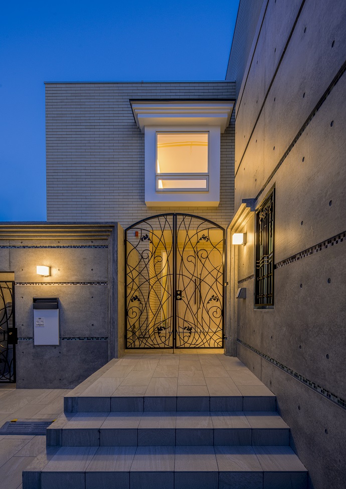 美しい鋳鉄装飾金物/ロートアイアンの門扉　　
