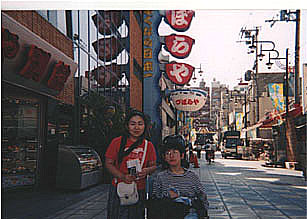 �ʐ^3-2 �Âڂ��̂ӂ����o�b�N�ɁB������΍�ERay