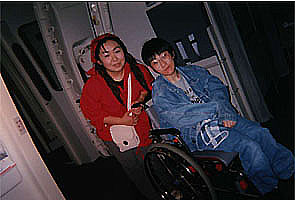 �ʐ^5-2 ��s�@���o���Ƃ���ŁB������΍�E��ւ𑕒�������̎Ԉ֎q�ɏ���Ă���Ray