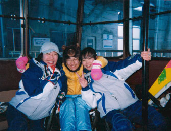 �ʐ^1-12 ���[�v�E�F�[�̒��ŁA�΂炳��(��)�Ƃ���������(�E)�ƌ���g��ŁB