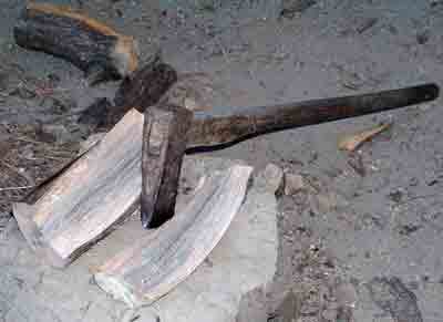 薪割りの斧と薪