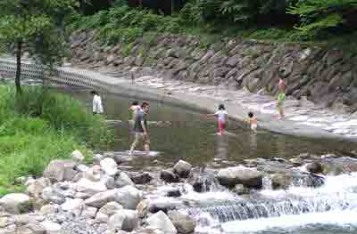 お茶畑のある浜松市水窪町で作業終了後に水遊び。